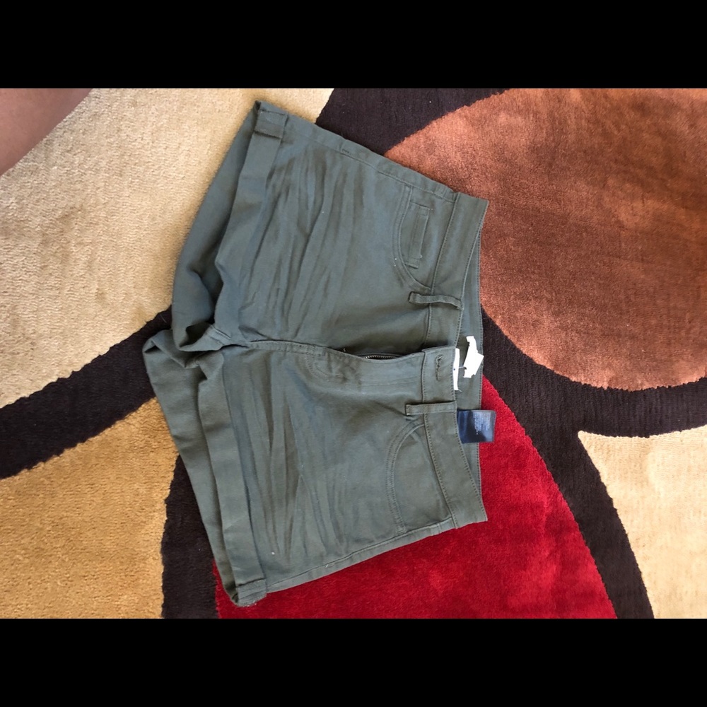 H&M olive green shorts. Brand new!
